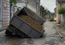 У центрі Чернівців вантажівка провалилася під асфальт