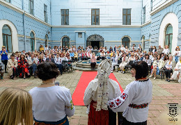 У дворику ратуші відбувся захід «Переможна вишиванка», у якому взяли участь жінки-переселенки