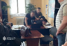 На Буковині затримали одного з керівників міжрегіонального управління Держслужби України з питань праці, який за хабарі робив кваліфікаційні посвідчення на доступ до роботи 
