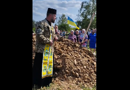 У Сокирянах на похороні полковника ЗСУ стався конфлікт між священниками Московського партіархату та ПЦУ