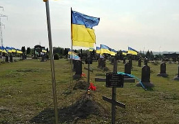 На Буковині раніше судимий житель пошкодив державний прапор на могилі загиблого воїна. Йому світить до 5 років тюрми