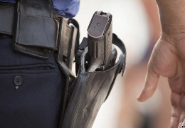 На Буковині поліцейський вгамував п’яного нападника пострілами з травматичного пістолета