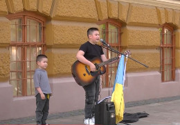 Маленький герой: 13-річний буковинець співає українських пісень, так збирає на потреби ЗСУ