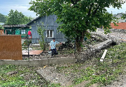 Паводок у селі на Буковині: вода зайшла в хату й підтопила городи