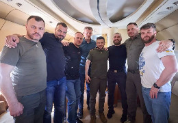 З обіймами й рукостисканнями: в Україну з Туреччини повертаються командири "Азовсталі"