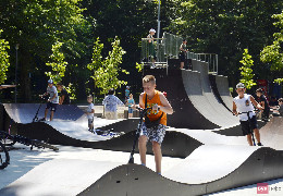 У Центральному парку ім. Тараса Шевченка у Чернівцях, де колись був танцмайданчик, офіційно відкрили сучасний скейтпарк (фоторепортаж)