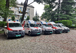 П’ять "швидких" та вантажівка із засобами реабілітації: буковинці отримали допомогу від Червоного Хреста Австрії
