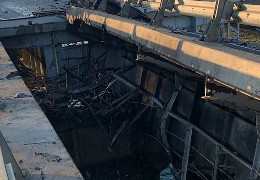 На Кримському мосту «впала конструкція» - рух зупинено: що ж трапилося?