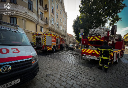 Один чоловік травмувався, а ще 30 евакуювали: пожежу в будівлі колишнього готелю "Бристоль" у Чернівцях загасили