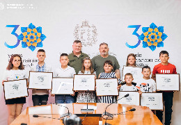Створюють блок-пости, майструють та навіть колядують: 10 школярів з Буковини отримали нагороди від Головнокомандувача ЗСУ за волонтерство