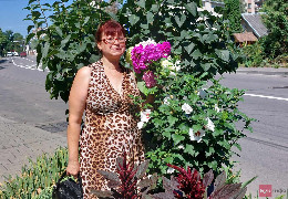 "Роблю добро у важкий воєнний час через квіти": чернівчанка засадила квітами вулиці Калічанки