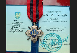 Залужний посмертно нагородив уродженця Вижниччини Євгена Бабюка почесним нагрудним знаком «Золотий хрест»