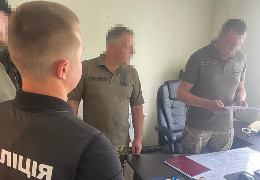 Брали хабарі за ухилення від призову: на Буковині затримали двох військовослужбовців мобілізаційного центру