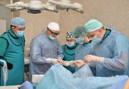 Через судини ноги дістались судин голови: у Чернівцях провели дві унікальні операції, під час яких пацієнти були у свідомості