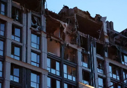 Наслідки удару по Дніпру: з’явилися фото й відео зруйнованих багатоповерхівки й будівлі СБУ
