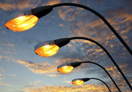 На вулиці Рівненській у Чернівцях облаштовують сучасне освітлення з енергоощадними ліхтарями