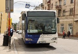 У комунальних автобусах у Чернівцях з 1 серпня впроваджують безготівковий проїзд