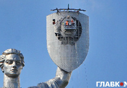 У Києві демонтували радянську символіку з монумента "Батьківщина-мати": як це було