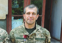 Воював іще в АТО: воїн із Буковини отримав "Золотий хрест" від Залужного