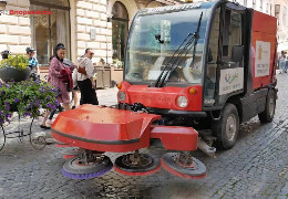 Двірники уже "не рвуть" собі руки: в Чернівцях показали нову європейську техніку, що прибирає й миє вулиці