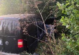 ДТП на Буковині: автомобіль з’їхав у кювет і зіткнувся з деревом