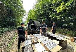 Переслідували з пострілами: як прикордонники на Буковині затримували вантажівки, заповнені цигарками