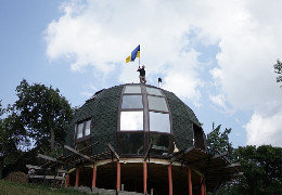 "Для відновлення та перезавантаження": У високогір'ї Буковини військовий відкрив купол для побратимів і волонтерів