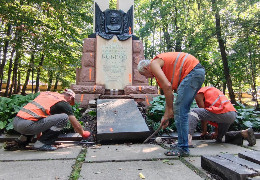 У центральному парку Чернівців демонтують братську могилу радянським генералам та офіцерам