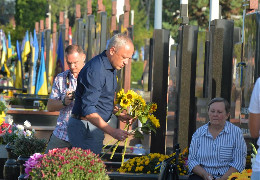 Мер Клічук на Центральному кладовищі Чернівців в День пам'яті захисників вклонився воїнам, які поклали життя у війні з рашистами