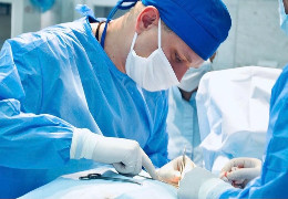 Унікальна операція: хірурги Чернівецької обласної лікарні видалили пацієнтці пухлину щитовидки, розміром 20 см