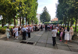 У громаді на Буковині батьки збиралися на мітинг під міськрадою: вимагали продовжити контракт з директоркою ліцею