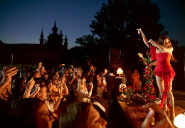 Для виступу на благодійному концерті Христина Соловій обрала червону коротку сукню: думки соцмереж розділилися щодо вбрання