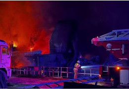 Після потужних вибухів у Севастополі горить судоремонтний завод. Пошкоджено десантний корабель і підводну субмарину