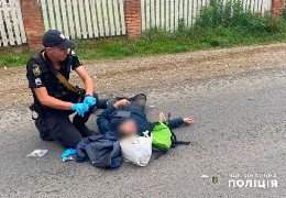 Буковинські поліцейські у Берегометі врятували життя травмованому мотоциклісту після страшної аварії