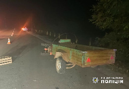 На Буковині зіткнулись автівка з мотоблоком: постраждала жінка