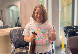 Школярка з Буковини відрізала коси, щоб допомогти зібрати кошти на авто військовим