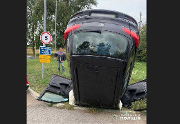 Біля румунського кордону на Буковині смертельна аварія: легковик від удару став дибки