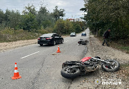 Зіткнення двох мотоциклів та наїзд на пішохода: у ДТП на Буковині травмувалися люди