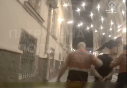 Спроба суїциду в центрі Чернівців: хлопець заліз на багатоповерхівку й намагався зістрибнути