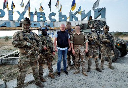 Мер Чернівців повіз на фронт допомогу військовим