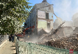 Пилюка поширюється на десяток метрів: у Чернівцях триває демонтаж аварійного будинку