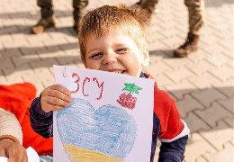 "Дякуємо, що оберігаєте наші життя": діти з "Міста Добра" написали 100 листів військовим. Їх передадуть на фронт