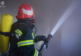 Пожежа на Руській у Чернівцях: з палаючої квартири врятували жінку