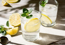 Чому не варто пити воду з лимоном: відповідь здивує