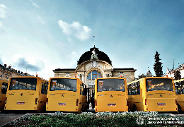 Сім нових автобусів придбали в сільські школи на Буковині