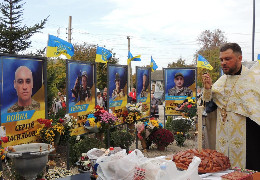 Алею Героїв відкрили в селі на Буковині: встановили банери зі світлинами вісьмох полеглих земляків та землячки