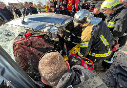 Страшна аварія у Новодністровську: затиснуту за кермом жінку з машини вирізали рятувальники
