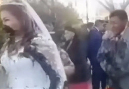 Страшна помста: розгнівана колишня нареченого біля церкви з відра облила молодят фекалями