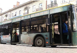 До Калинівського ринку у Чернівцях запустили ще один тролейбус. Поки експерементальний