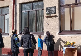 Дев’ять колишніх учнів загинули на війні: на фасаді гімназії на Буковині відкрили меморіальні дошки